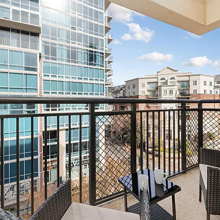 The Hornet - Cozy And Spacious 3br - Free Parking - Views - 2 Mins To Stadium Apartment Charlotte