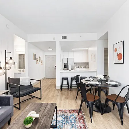 The Hornet - Cozy And Spacious 3br - Free Parking - Views - 2 Mins To Stadium Apartment Charlotte