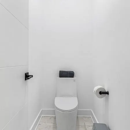 Charlotte's Modern Luxe - Your Stylish Haven Holiday home *