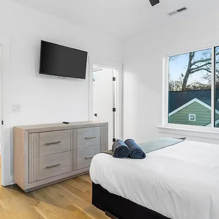 Holiday home Charlotte's Modern Luxe - Your Stylish Haven *
