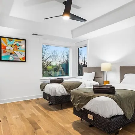 Charlotte's Modern Luxe - Your Stylish Haven Holiday home