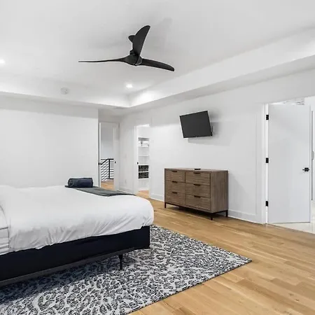Charlotte's Modern Luxe - Your Stylish Haven Holiday home *