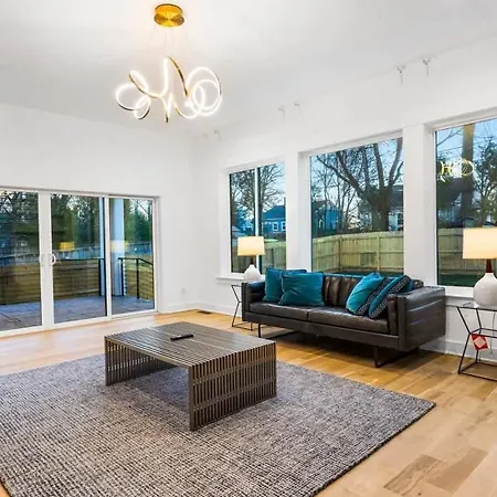 Charlotte's Modern Luxe - Your Stylish Haven Holiday home *