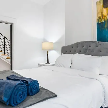 Charlotte's Modern Luxe - Your Stylish Haven Holiday home