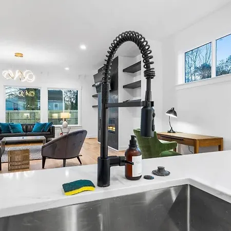 Charlotte's Modern Luxe - Your Stylish Haven Holiday home Charlotte