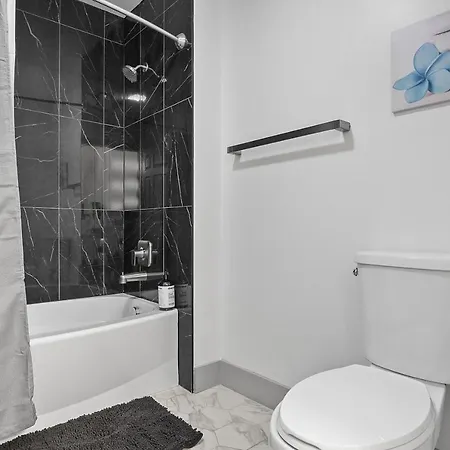 Beautiful Blue Spacious Free Parking View Gym Apartment