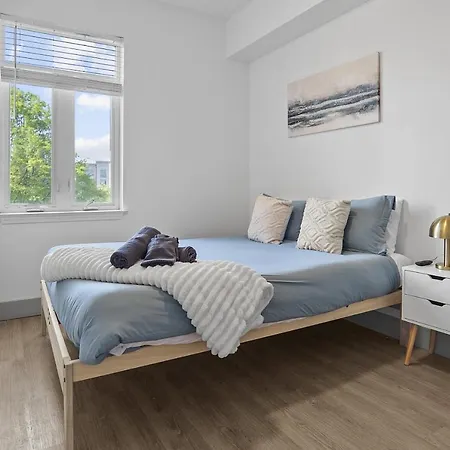 Beautiful Blue Spacious Free Parking View Gym Apartment *