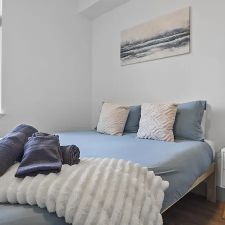 Beautiful Blue Spacious Free Parking View Gym Apartment