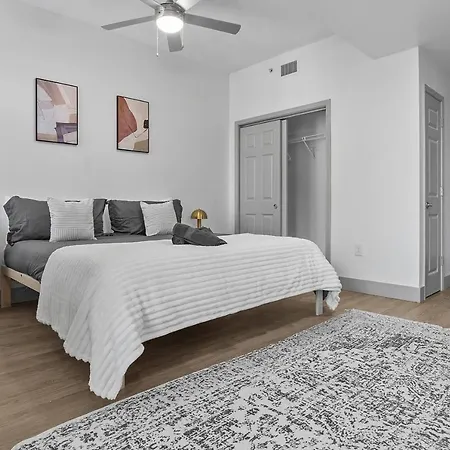 Beautiful Blue Spacious Free Parking View Gym Apartment *