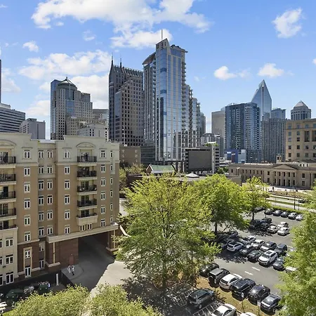 Beautiful Blue Spacious Free Parking View Gym * Charlotte