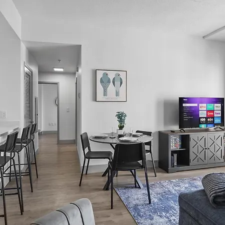 Beautiful Blue Spacious Free Parking View Gym Apartment Charlotte