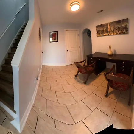 Family House With Jacuzzi Holiday home Charlotte