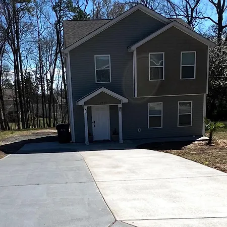 Family House With Jacuzzi Holiday home Charlotte