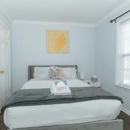 Holiday home Downtown Gem With Fenced Yard, Bbq Grill And Firepit Charlotte