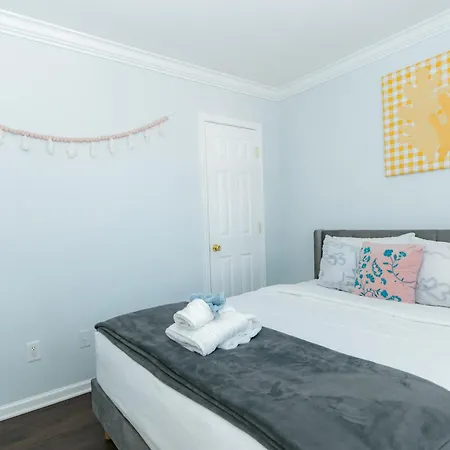 Holiday home Downtown Gem With Fenced Yard, Bbq Grill And Firepit