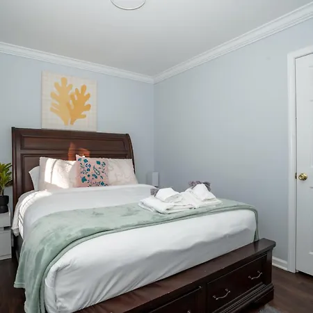 Downtown Gem With Fenced Yard, Bbq Grill And Firepit Holiday home
