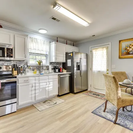 Holiday home Downtown Gem With Fenced Yard, Bbq Grill And Firepit *