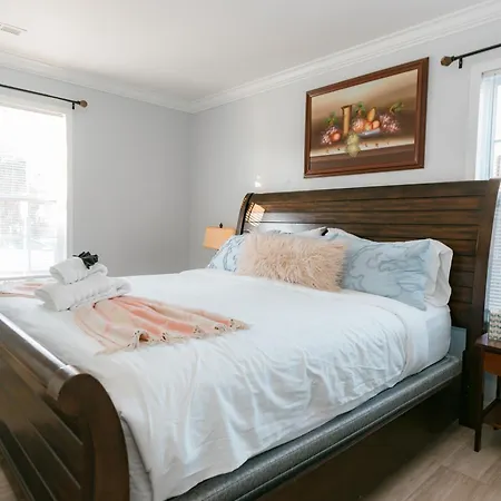 Downtown Gem With Fenced Yard, Bbq Grill And Firepit Holiday home Charlotte