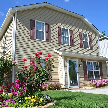 Holiday home Downtown Gem With Fenced Yard, Bbq Grill And Firepit *