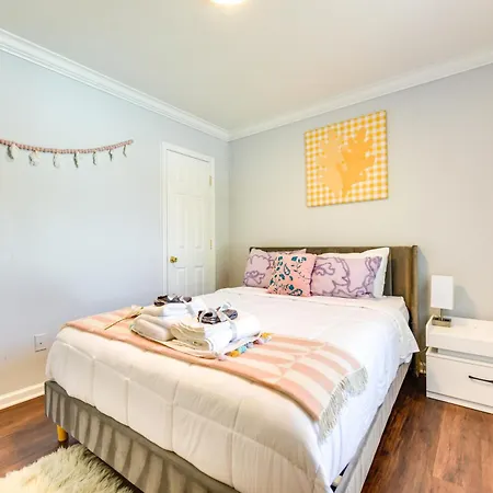 Holiday home Downtown Gem With Fenced Yard, Bbq Grill And Firepit Charlotte