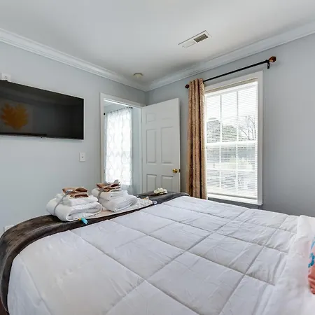 Holiday home Downtown Gem With Fenced Yard, Bbq Grill And Firepit Charlotte