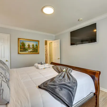 Holiday home Downtown Gem With Fenced Yard, Bbq Grill And Firepit Charlotte