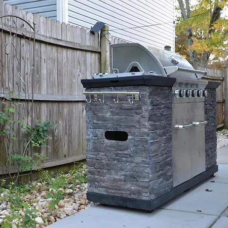 Downtown Gem With Fenced Yard, Bbq Grill And Firepit