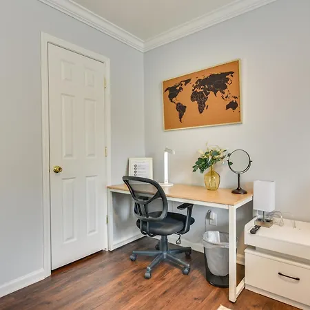 Holiday home Downtown Gem With Fenced Yard, Bbq Grill And Firepit Charlotte