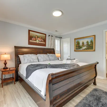 Holiday home Downtown Gem With Fenced Yard, Bbq Grill And Firepit Charlotte