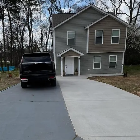 Family House With Jacuzzi Holiday home Charlotte