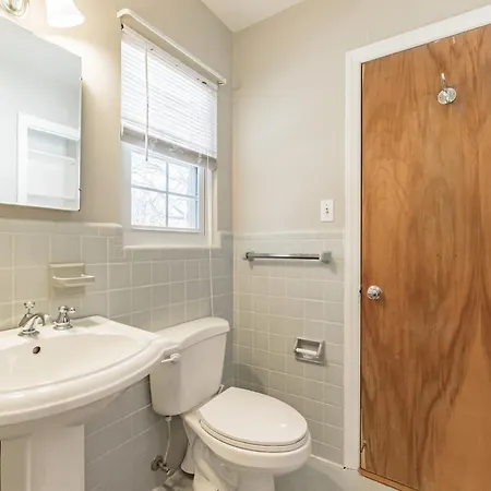 Holiday home 4 Bedroom Ranch In Prime Southpark Backyard And Porch Charlotte
