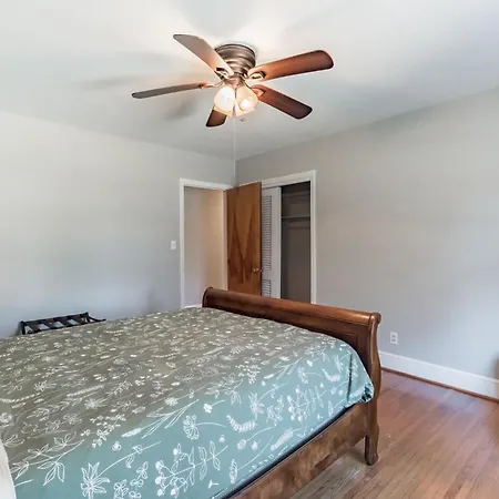 4 Bedroom Ranch In Prime Southpark Backyard And Porch Holiday home