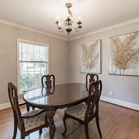 Holiday home 4 Bedroom Ranch In Prime Southpark Backyard And Porch Charlotte