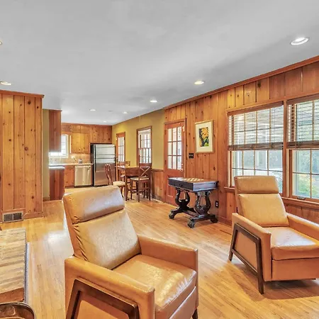4 Bedroom Ranch In Prime Southpark Backyard And Porch Holiday home *