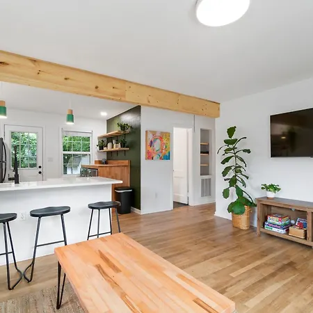 Open And Modern 2 Bedroom Retreat Near Noda * Charlotte