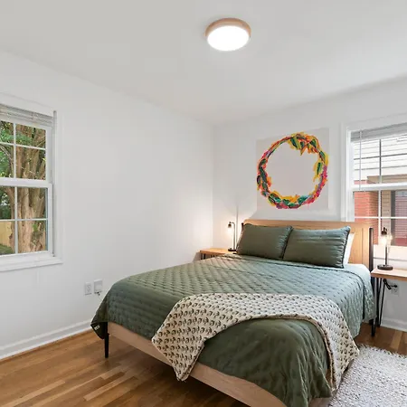 Open And Modern 2 Bedroom Retreat Near Noda Holiday home Charlotte