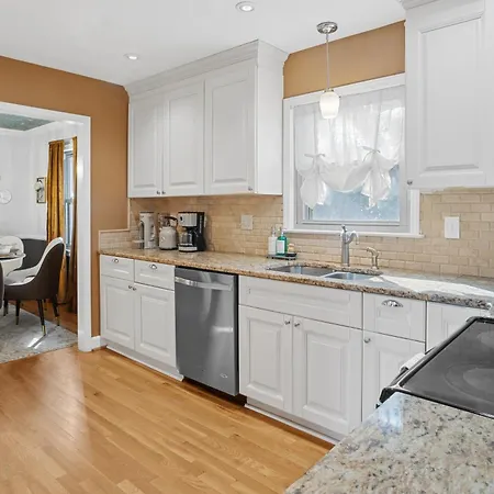 Holiday home Elegant 4bd Retreat - Backyard Bbq & Theater