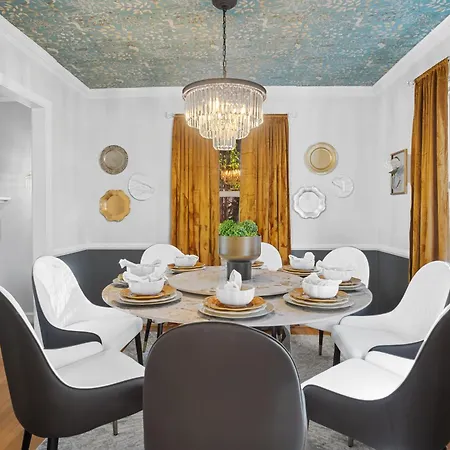 Elegant 4bd Retreat - Backyard Bbq & Theater Charlotte