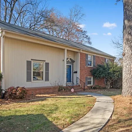 Elegant 4bd Retreat - Backyard Bbq & Theater * Charlotte