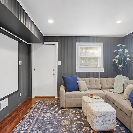 Elegant 4bd Retreat - Backyard Bbq & Theater Holiday home