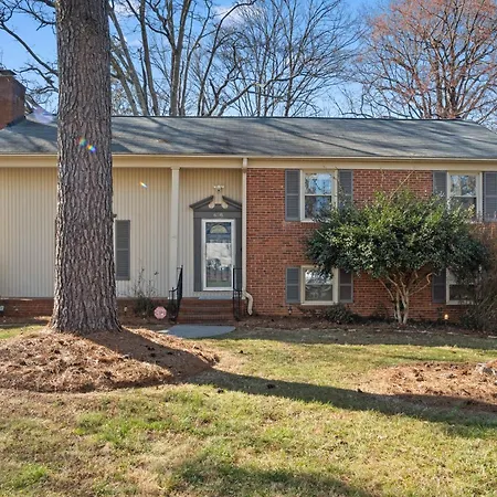 Holiday home Elegant 4bd Retreat - Backyard Bbq & Theater Charlotte