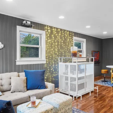 Holiday home Elegant 4bd Retreat - Backyard Bbq & Theater Charlotte