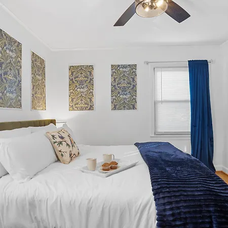 Holiday home Elegant 4bd Retreat - Backyard Bbq & Theater