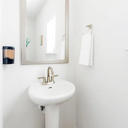 Chic 9 Min To Uptown Hot Tub & Private Yard *