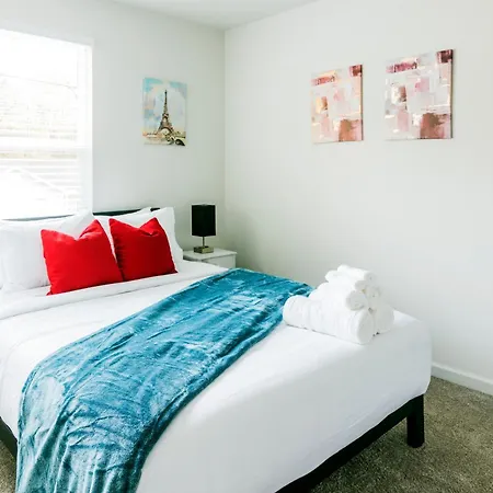 Chic 9 Min To Uptown Hot Tub & Private Yard Holiday home