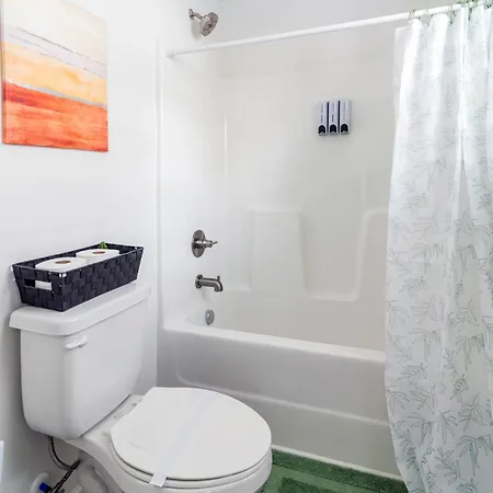 Chic 9 Min To Uptown Hot Tub & Private Yard Holiday home
