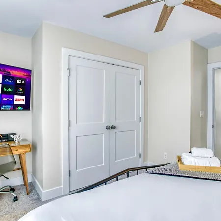 Holiday home 3 Lux King Beds O Game Rm O Fenced Backyard Escape Charlotte