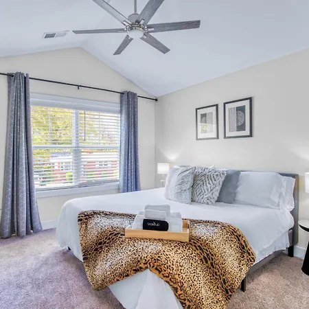 3 Lux King Beds O Game Rm O Fenced Backyard Escape Holiday home Charlotte