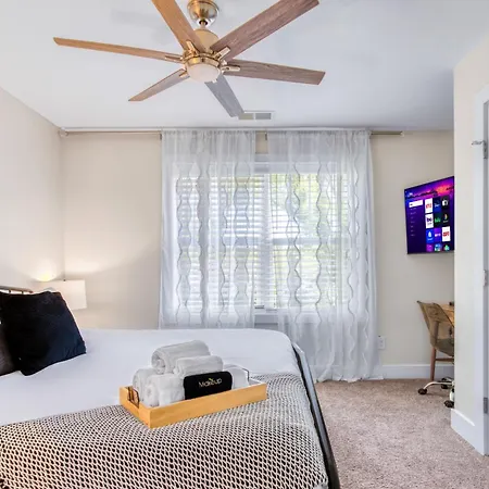 Holiday home 3 Lux King Beds O Game Rm O Fenced Backyard Escape Charlotte