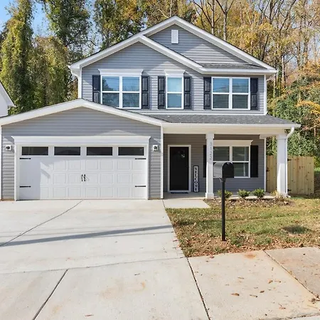 Perfect Getaway Prime Location Game And Hottub * Charlotte